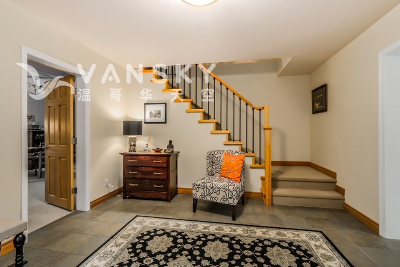 260731133020_Entry Foyer.JPG